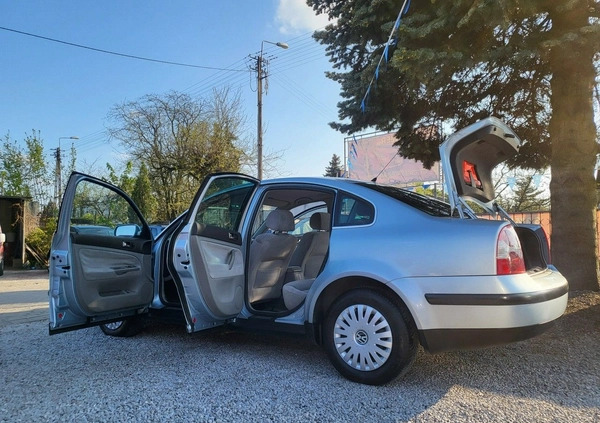 Volkswagen Passat cena 9900 przebieg: 232565, rok produkcji 2003 z Stawiszyn małe 379